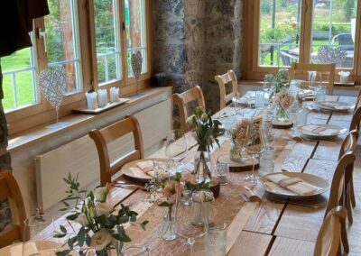Schön dekorierte Tische im Essaal der Alpenrose beim Ballenberg.