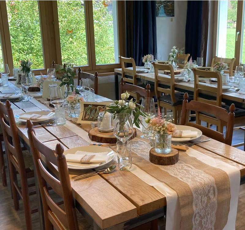 Schön gedeckter Tisch in der Alpenrose