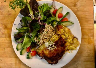 Frischer Gemüse-Salatteller im Restaurant Alpenrose beim Ballenberg, zubereitet mit regionalen Zutaten.